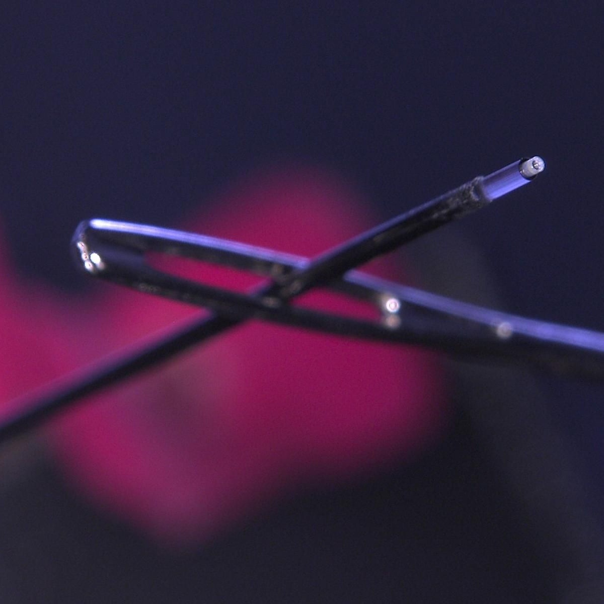 Ultradünnes Endoskop, das durch ein Nadelöhr geschoben wird